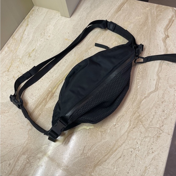 Lululemon everywhere belt - Picture 2 of 9